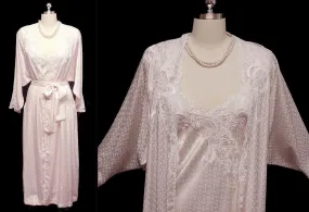 *VINTAGE NATORI SATINY PEIGNOIR & NIGHTGOWN ADORNED WITH DOTS, LACE & APPLIQUES IN BLUSH PINK